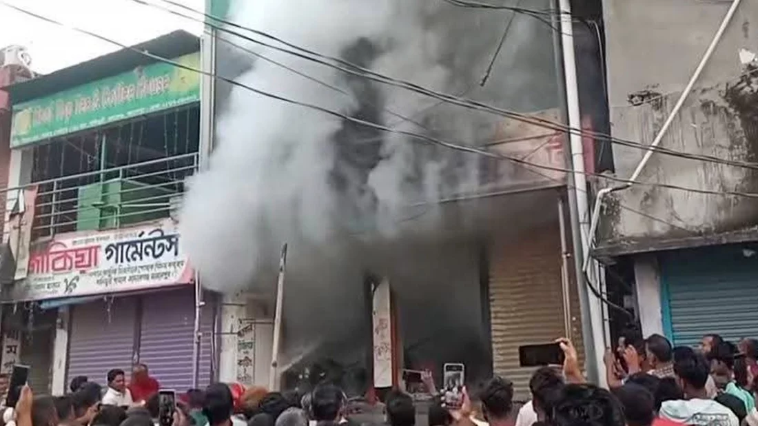 জামালপুরে অগ্নিকাণ্ডে ১৯ দোকান পুড়ে ছাই